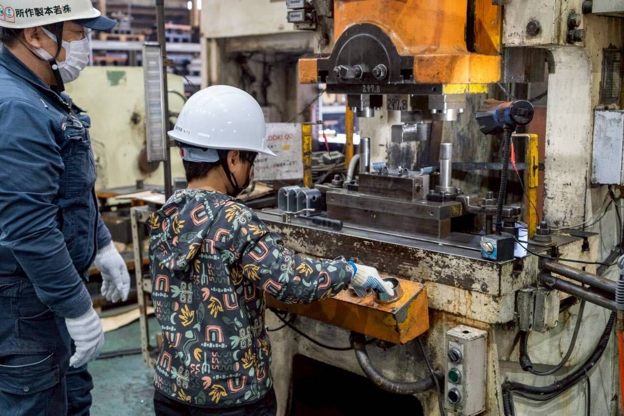 一枚の鉄板が大変身！プレス機械でものづくり体験